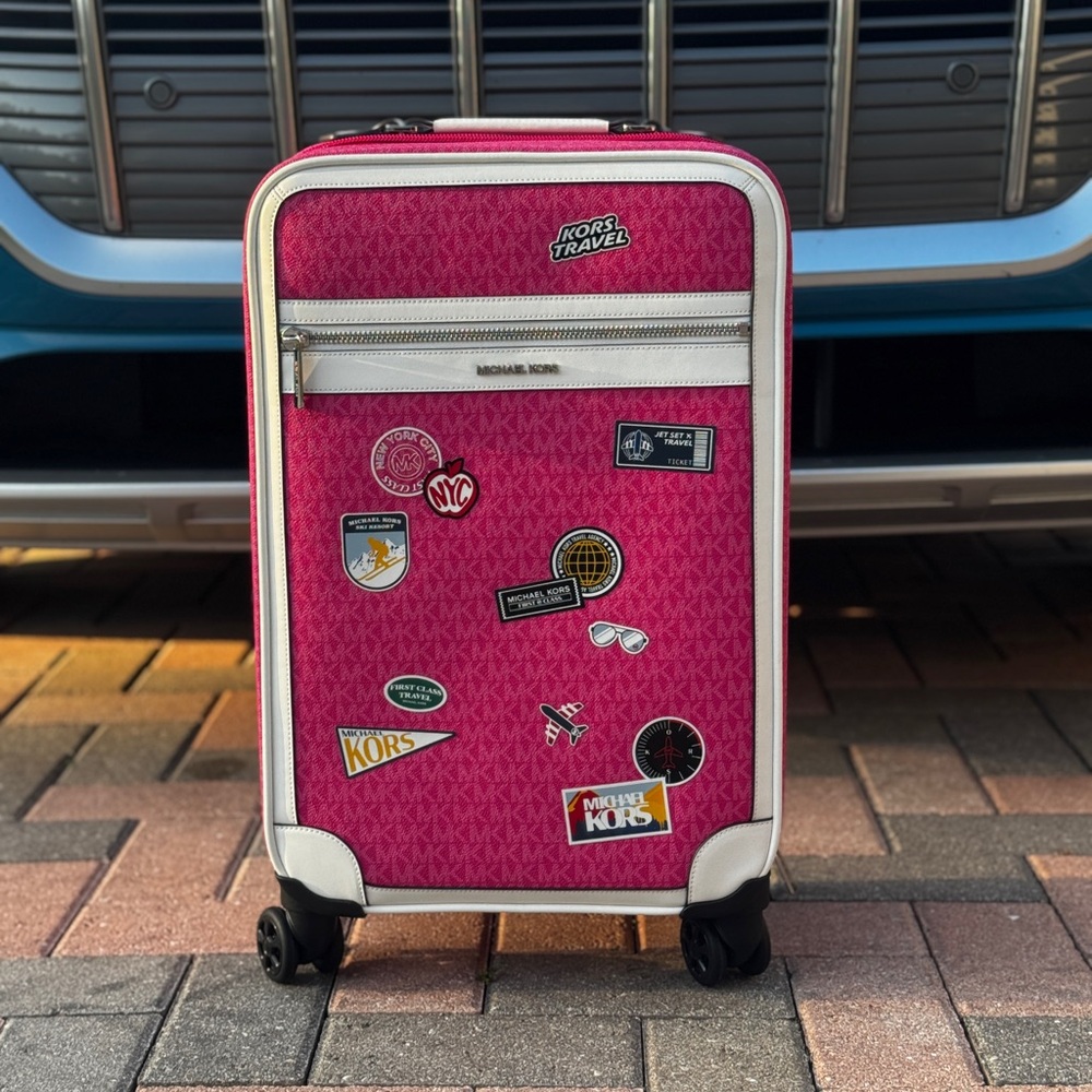 Travel in Style – Matching Set: Suitcase, Crossbody Bag & Passport Case